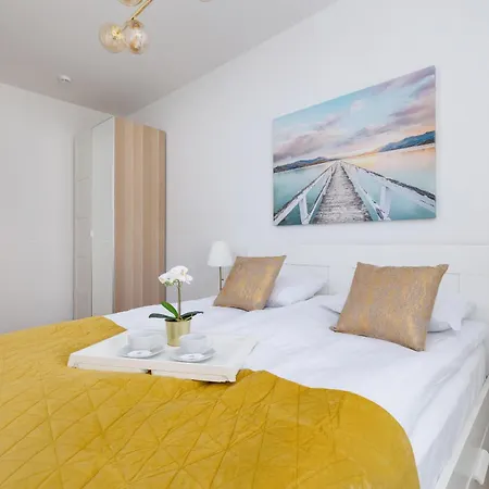 Luxury Two Bedroom Apartment With Gardem, Terrace And Bikes By Renters Prestige *