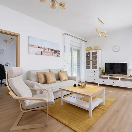 Luxury Two Bedroom Apartment With Gardem, Terrace And Bikes By Renters Prestige 카토비체