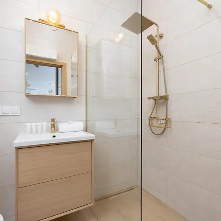 아파트 Luxury Two Bedroom Apartment With Gardem, Terrace And Bikes By Renters Prestige