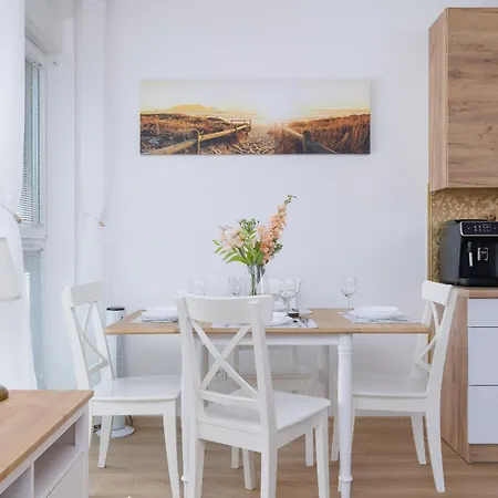 Luxury Two Bedroom Apartment With Gardem, Terrace And Bikes By Renters Prestige Daire